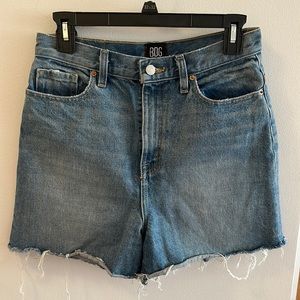 URBAN OUTFITTERS- Mom High Rise Short